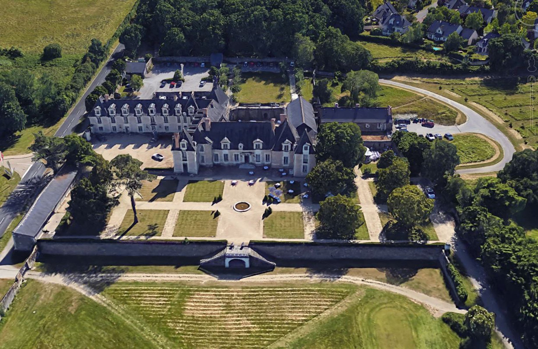 La Perrière Château & Golf | room events, weddings, seminars In the Loire Valley, 17 minutes from Angers, France